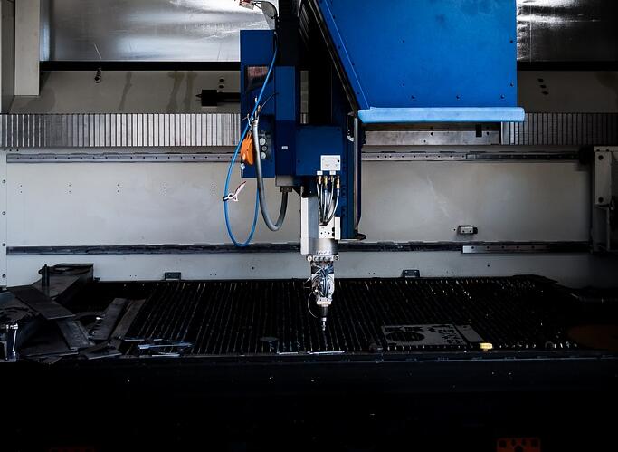 如何區(qū)分二氧化碳激光切割機(jī)和光纖激光切割機(jī)？